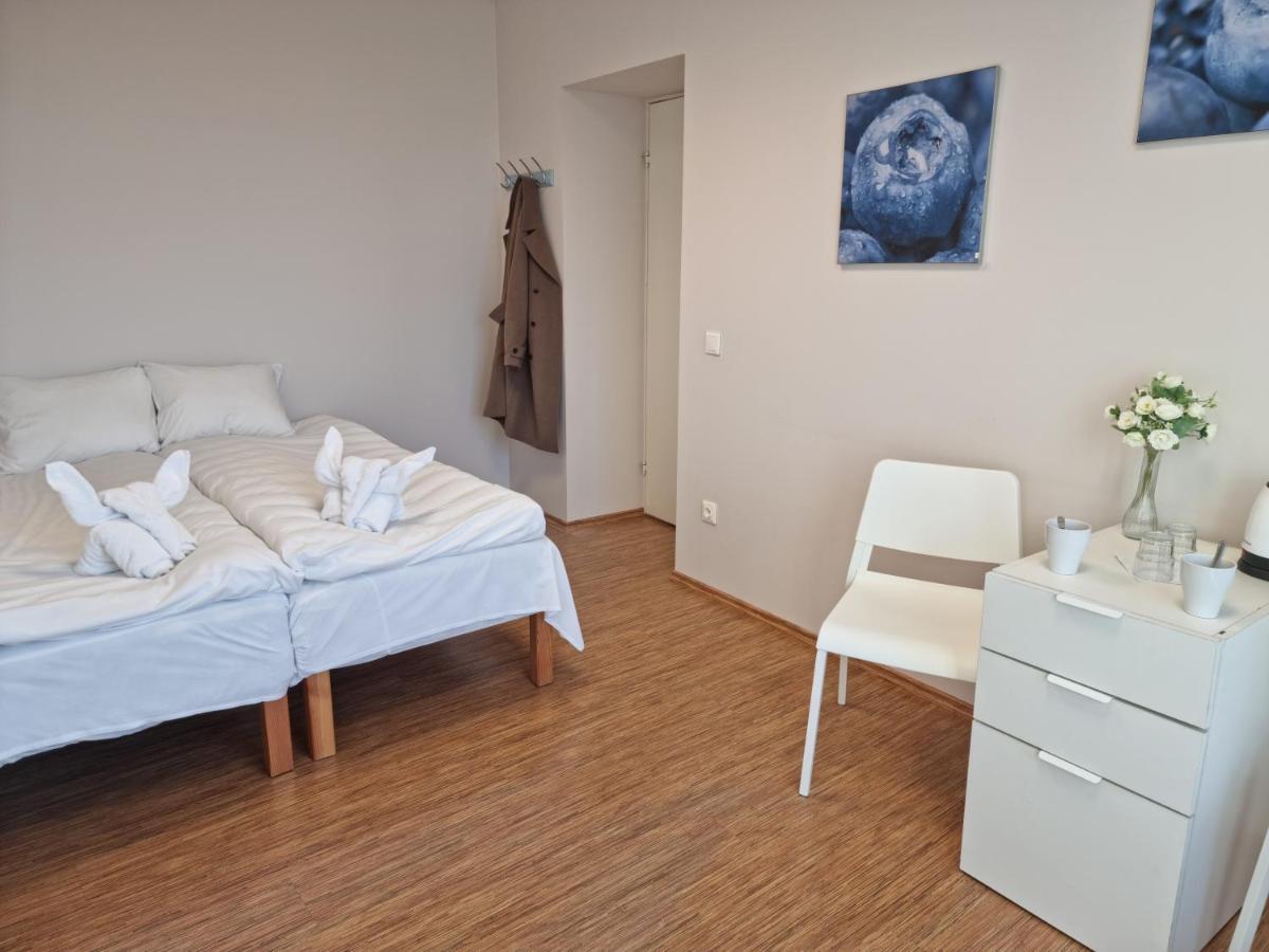 Room Near City Center Harbour Tallinn Bagian luar foto